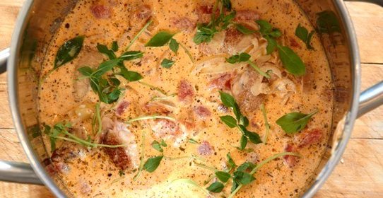 Курица, тушенная в томатно-сливочном соусе