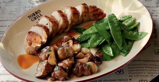 Жареная грудка цесарки с грибным рагу, сладким горошком и легким соусом из облепихи