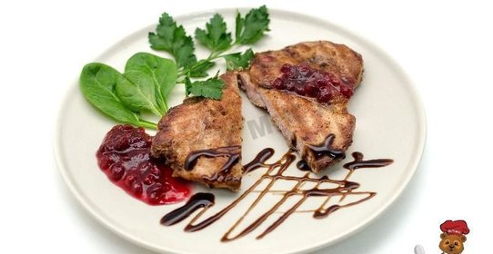 Свинина на гриле с брусничным соусом