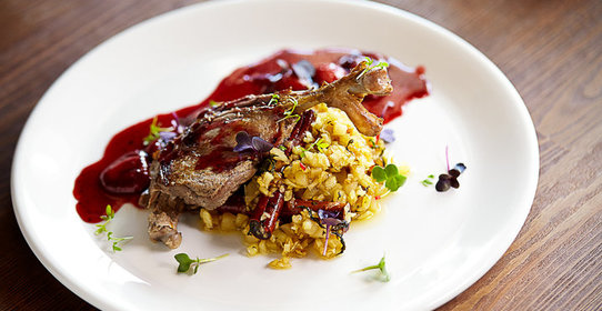 Утиная ножка с яблочным чатни