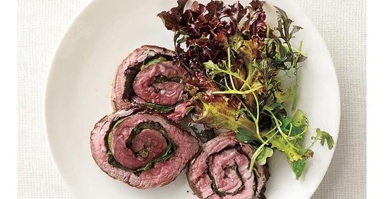 Мясные рулетики, фаршированные шпинатом