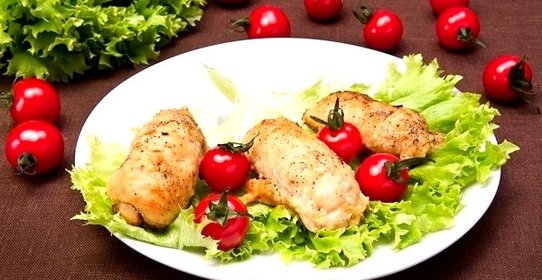 Рулетики из куриного филе с ветчиной