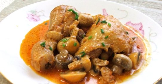 Курица, тушенная с грибами и овощами