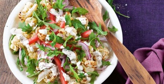 Цветная капуста с заправкой из тахини