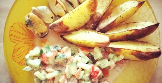 Картошка по‑деревенски с сырным соусом