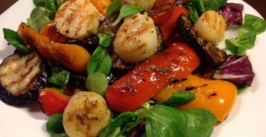Салат-гриль с морскими гребешками