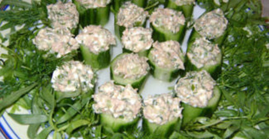 Салат с тунцом в огуречных чашечках