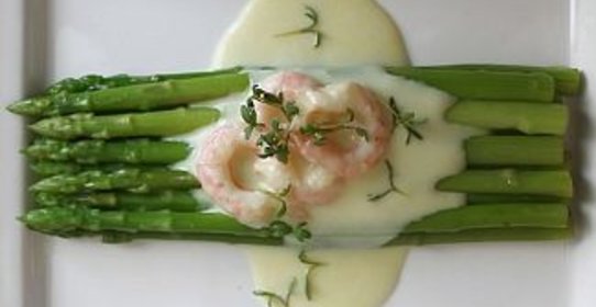 Спаржа в сливочном соусе с креветками