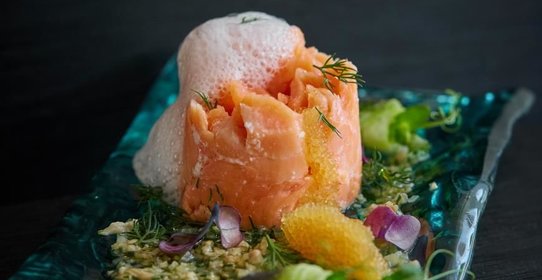 Глазированный лосось с сезонными летними овощами