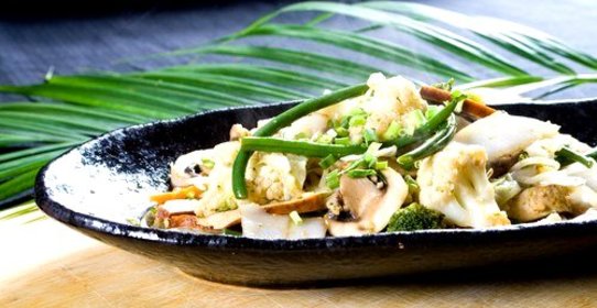 Цветная капуста с пармезаном, белыми грибами и петрушкой