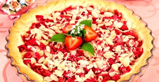 Клубничный пирог с миндальными лепестками (или кокосовой стружкой)