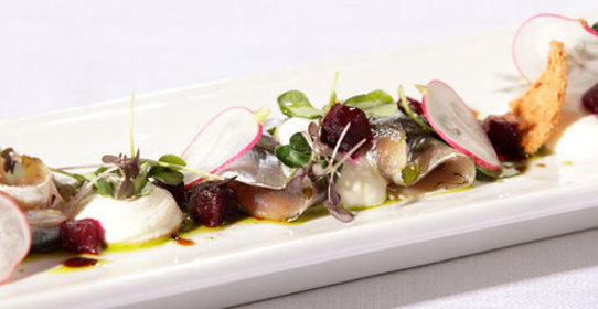 Филе салаки с запеченной свеклой и творогом