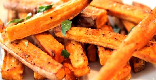 Запеченный сладкий картофель с шалфеем и орехами