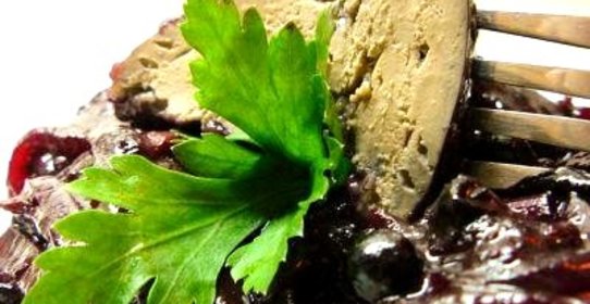Куриная печень с черной смородиной