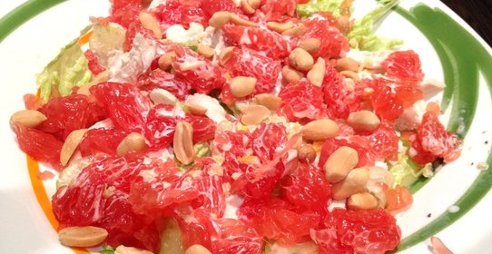 Салат из курицы с грейпфрутом, сельдереем и орехами