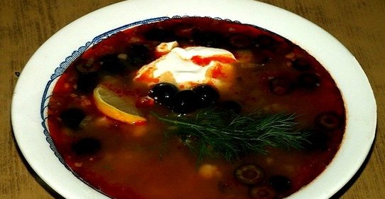 Солянка со свиными ребрышками