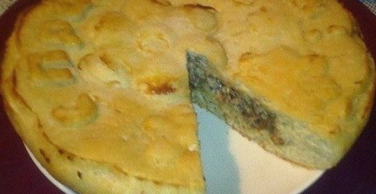 Пирог с консервированной сайрой из картофельного дрожжевого теста