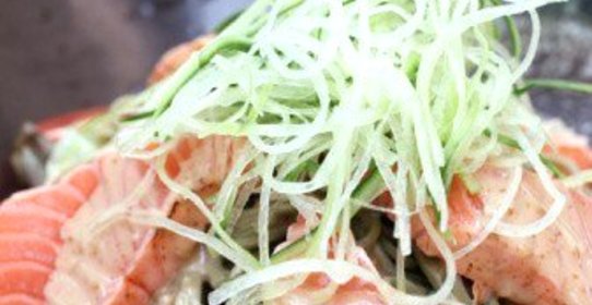 Теплый салат из гречневой лапши с помидорами и лососем