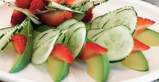 Салат из клубники, огурцов и авокадо
