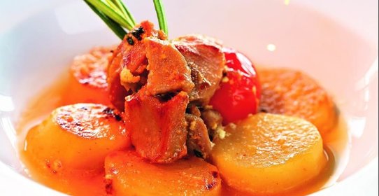 Край молочного теленка, тушенный в йогурте