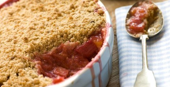 Пирог с крошкой и с ревенем