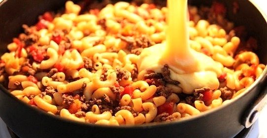 Макароны с сырно-мясным соусом