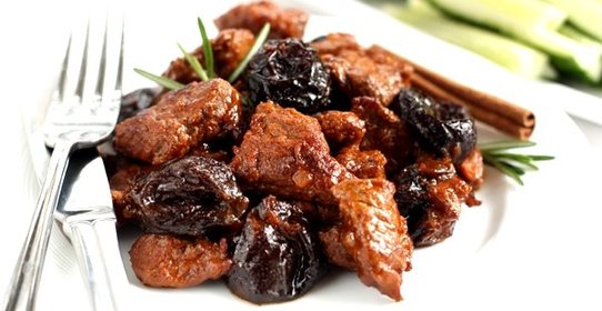 Говядина с черносливом в горшочке