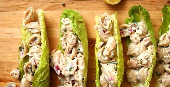 Салат с пастой и лососем