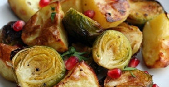 Запеченные картофель и брюссельская капуста с гранатом