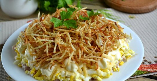 Салат с картофельной стружкой