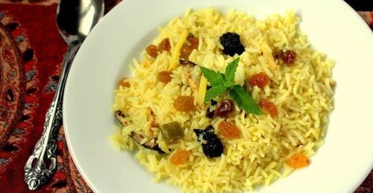 Сладкий индийский рис с изюмом и орехами