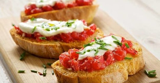 Брускетта с помидорами