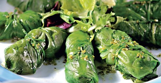 Голубцы из латука с травами и козьим сыром