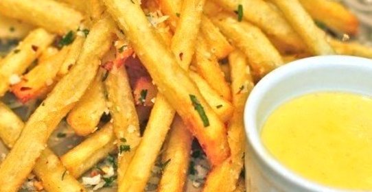 Картофель фри с чесноком и красным перцем