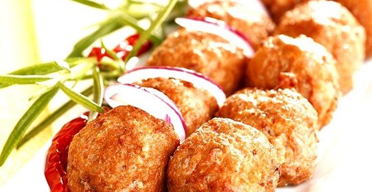 Рубленые куриные котлеты с грибами и зеленым базиликом