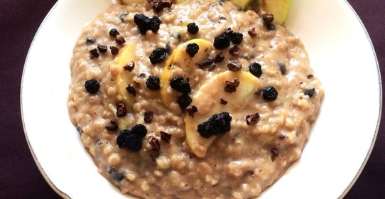 Овсяная каша с антоновкой, сушенной черникой и ревенем