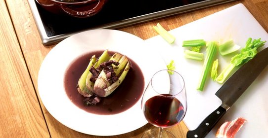 Сельдерей с вином и беконом