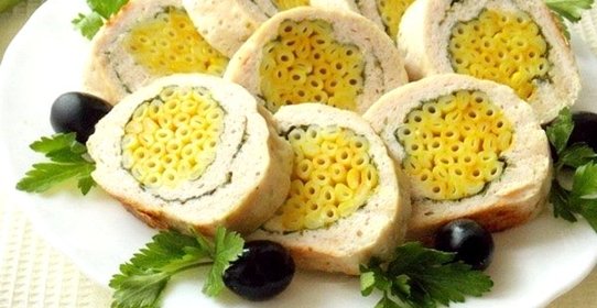 Мясной рулет с начинкой из макарон