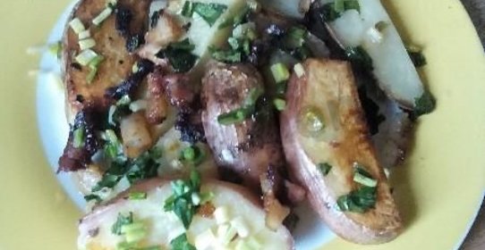 Картошка запечённая в духовке с копчёностями и черемшой