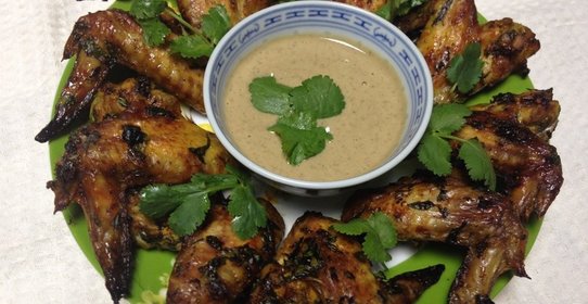 Куриные крылышки с соусом из грецких орехов