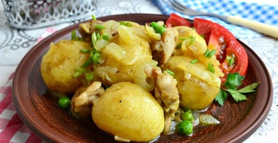 Отварной молодой картофель с жареной курицей, луком и горошком