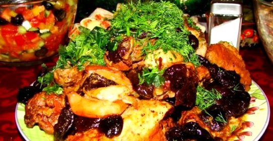 Индейка, запеченная с черносливом