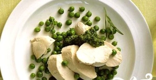 Курица с горошком и соусом из эстрагона