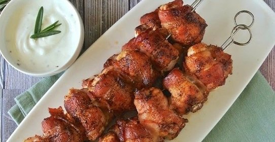 Шашлычки из индейки с базиликом и беконом