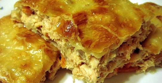 Слоеный пирог с курицей и грибами