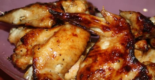 Куриные крылышки в соево-лимонном маринаде на шампурах на мангале