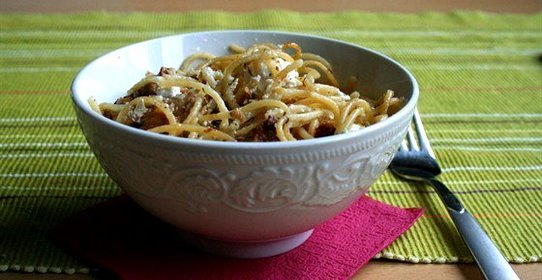 Теплый салат из лисичек, феты и пасты