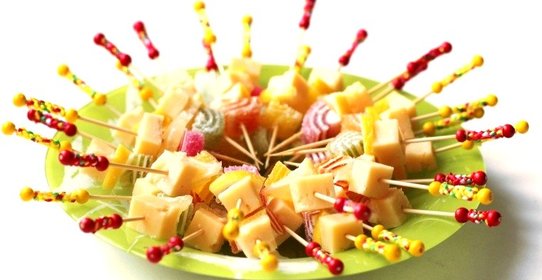 Канапе с мармеладом и сыром