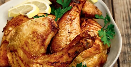 Цыпленок с лимонами, петрушкой и розмарином