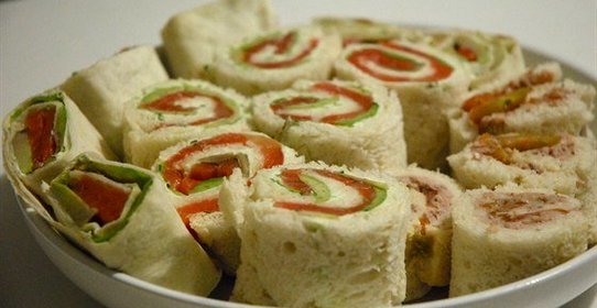 Рулетики с авокадо и красной рыбой